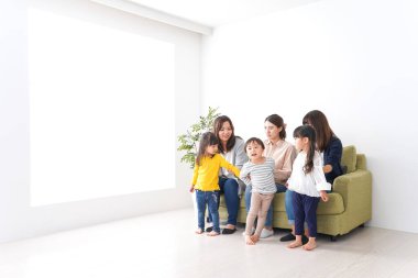 Gülümseyen anneler ve çocuklar evde