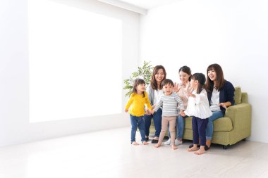 Gülümseyen anneler ve çocuklar evde