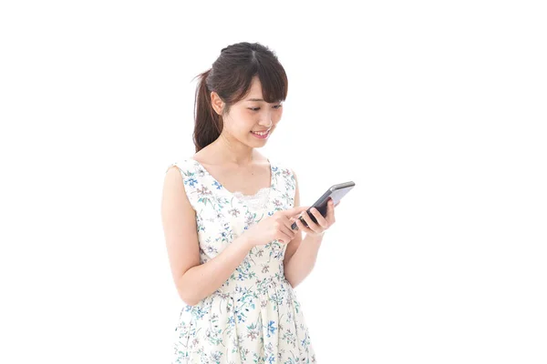 Młoda Kobieta Korzystająca Smartfona — Zdjęcie stockowe