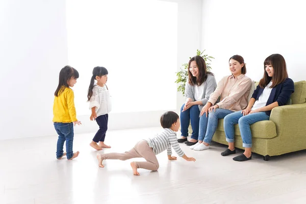 Lächelnde Mütter Und Kinder Hause — Stockfoto