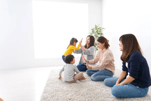 Sonrientes Madres Niños Casa —  Fotos de Stock