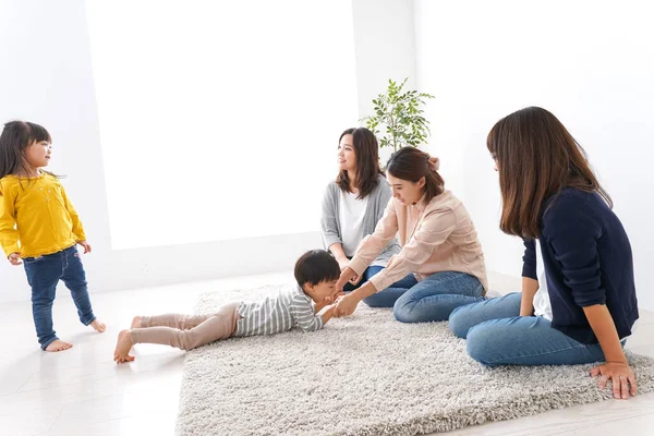 Smiling Mothers Children Home — Stock Photo, Image
