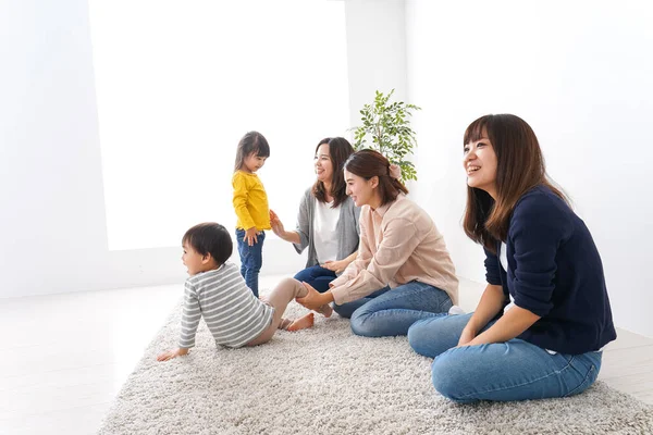 Smiling Mothers Children Home — Stock Photo, Image