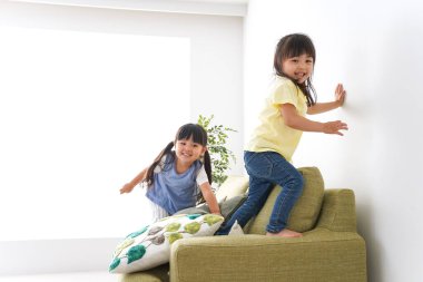 Evde Oynayan Çocuklar