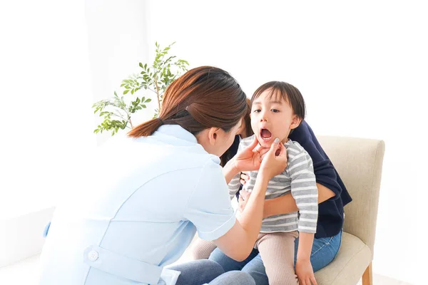 Klinikte kadın dişçi ve çocuk