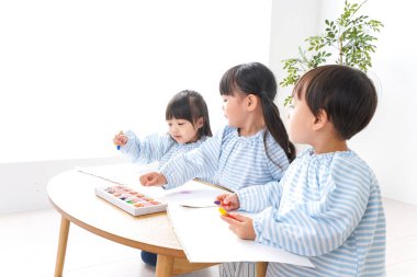 Anaokulu resminde okuyan çocuklar