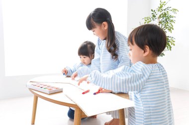 Anaokulu resminde okuyan çocuklar