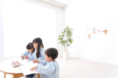 Anaokulu resminde okuyan çocuklar