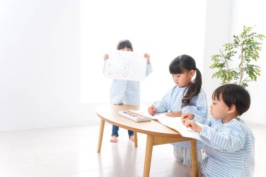 Anaokulu resminde okuyan çocuklar