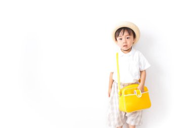 Çocuk anaokuluna gidiyor. 