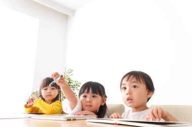 Anaokulu resminde okuyan çocuklar