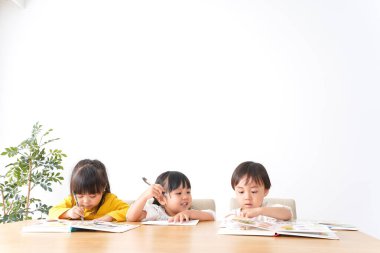 Anaokulu resminde okuyan çocuklar