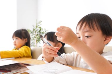 Anaokulu resminde okuyan çocuklar