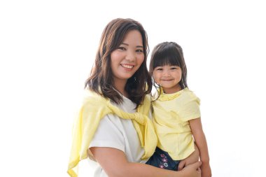 Anne çocuğuyla oynuyor, anne ve kızı birlikte vakit geçiriyorlar.