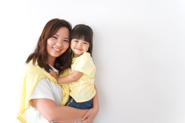 Anne çocuğuyla oynuyor, anne ve kızı birlikte vakit geçiriyorlar.