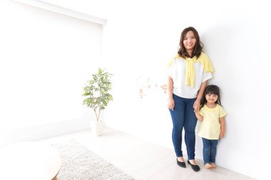 Anne çocuğuyla oynuyor, anne ve kızı birlikte vakit geçiriyorlar.