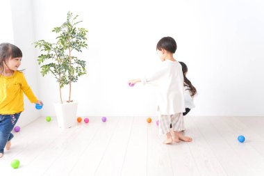 Anaokulunda oynayan çocuklar.