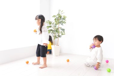 Anaokulunda oynayan çocuklar.