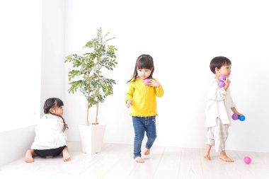 Anaokulunda oynayan çocuklar.