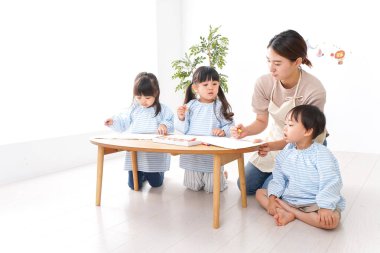 Anaokulu resminde okuyan çocuklar