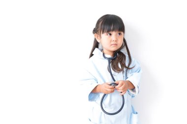 Hemşire kılığına girmiş küçük kız.