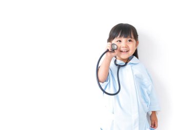 Hemşire kılığına girmiş küçük kız.