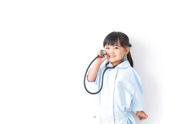 Hemşire kılığına girmiş küçük kız.