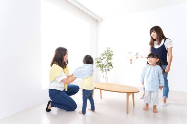 Çocuklar elbiselerini değiştirsin, çocuklar elbiselerini değiştirsin.