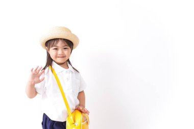 Çocuk anaokuluna gidiyor. 