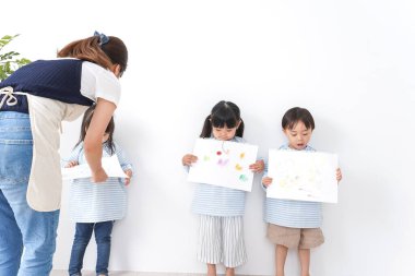 Anaokulunda öğretmenler ve çocuklar