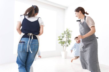 Anaokulunda öğretmenler ve çocuklar