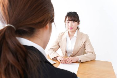 İki iş kadını ofiste konuşuyor.