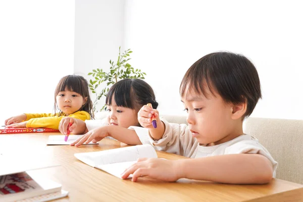 Niños Estudiando Jardín Infantes Imagen — Foto de Stock