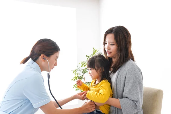 Verpleegster Controleren Van Gezondheid Van Het Kleine Meisje — Stockfoto