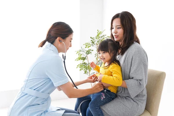 Verpleegster Controleren Van Gezondheid Van Het Kleine Meisje — Stockfoto