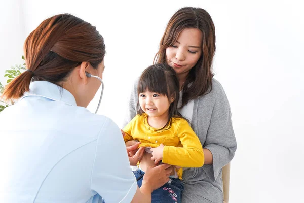 Infirmière Vérifiant Santé Petite Fille — Photo