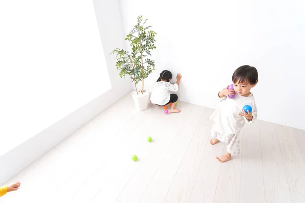 Niños Jugando Enérgicamente Habitación — Foto de Stock