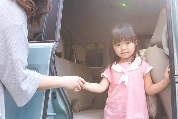 Madre Con Pequeña Niña Coche —  Fotos de Stock