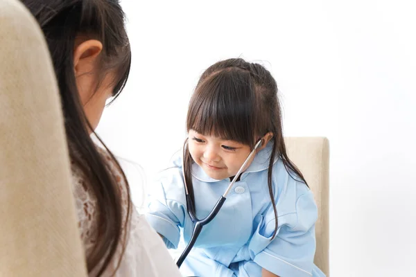 Mała Dziewczynka Ubrana Jak Pielęgniarka Obraz — Zdjęcie stockowe
