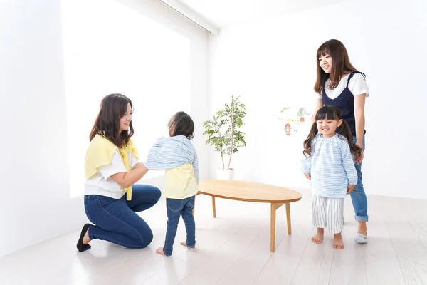 Niños Cambio Ropa Niños Cambiándose Ropa — Foto de Stock