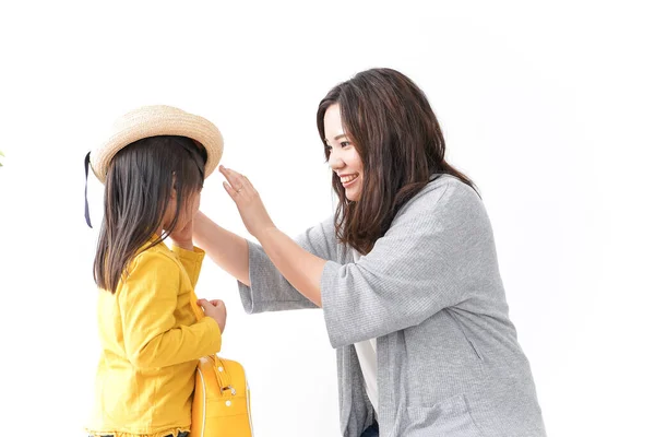 幼稚園の帽子の母親と子供 — ストック写真