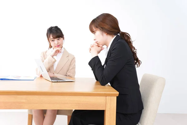 Δύο Γυναίκες Επιχειρηματίες Που Μιλούν Στο Γραφείο — Φωτογραφία Αρχείου