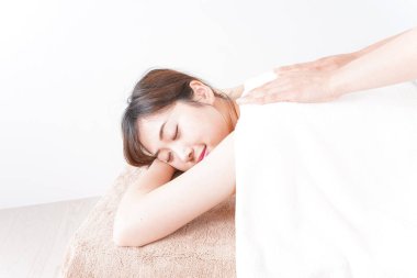 Genç Asyalı kadın güzellik hizmeti veriyor.