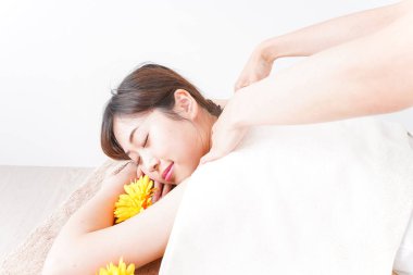 Genç Asyalı kadın güzellik hizmeti veriyor.