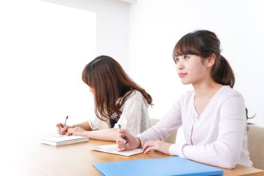 Masada çalışan iki kız öğrenci.