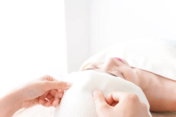 Jong Aziatische Vrouw Het Maken Van Schoonheid Zorg — Stockfoto