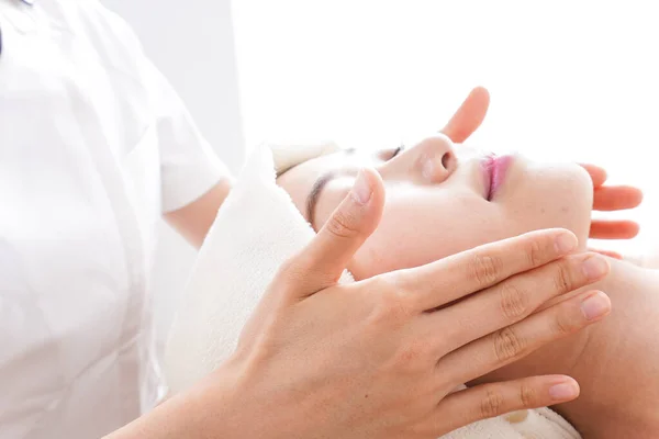 Jong Aziatische Vrouw Het Maken Van Schoonheid Zorg — Stockfoto