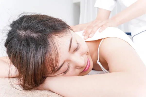 Jong Aziatische Vrouw Het Maken Van Schoonheid Zorg — Stockfoto