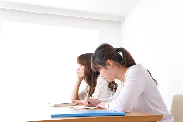 Dos Alumnas Que Estudian Escritorio — Foto de Stock