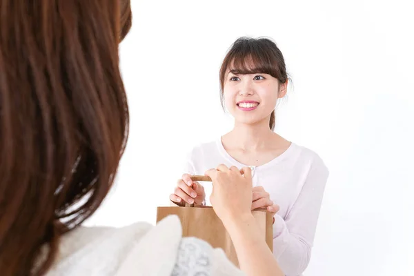 Mujer Pagando Con Una Tarjeta Crédito Para Entrega — Foto de Stock